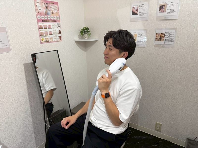 男性がセルフ脱毛する様子