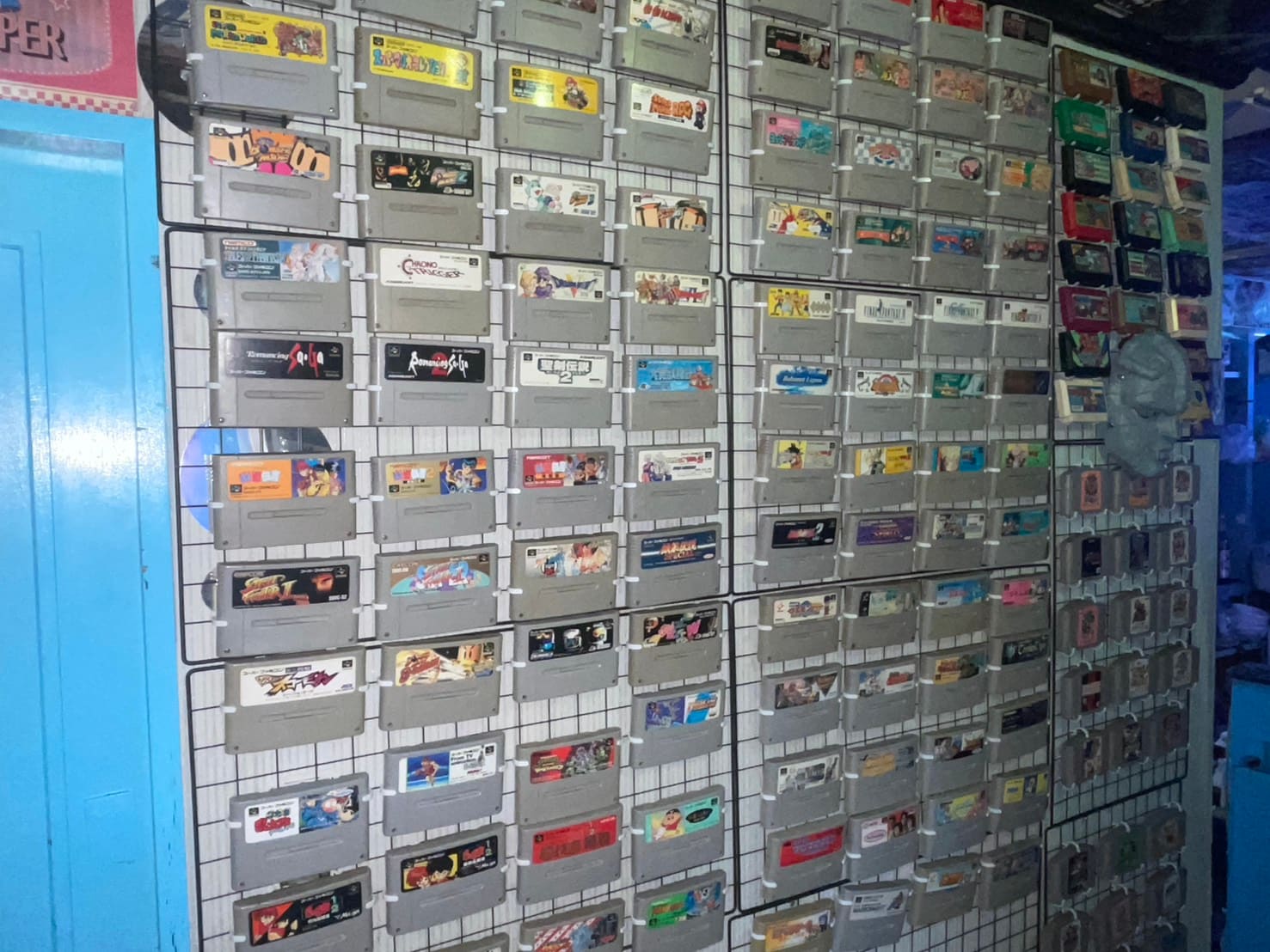 オタクBAR Re:ARISE 入口のファミコン・スーファミカセットの壁